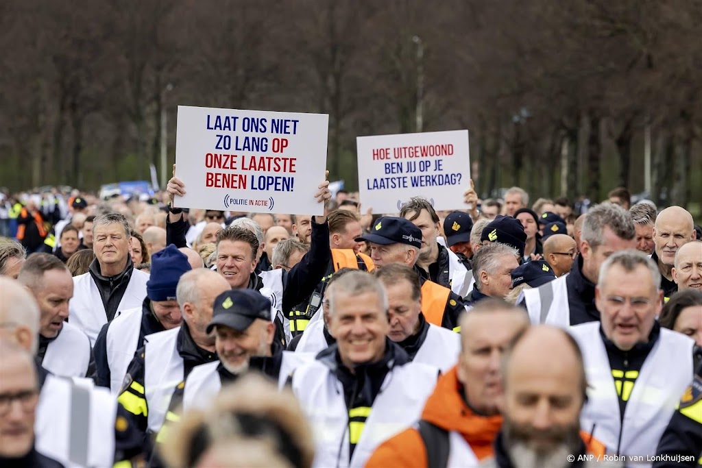 Politiebonden dreigen met hardere acties om vroegpensioen