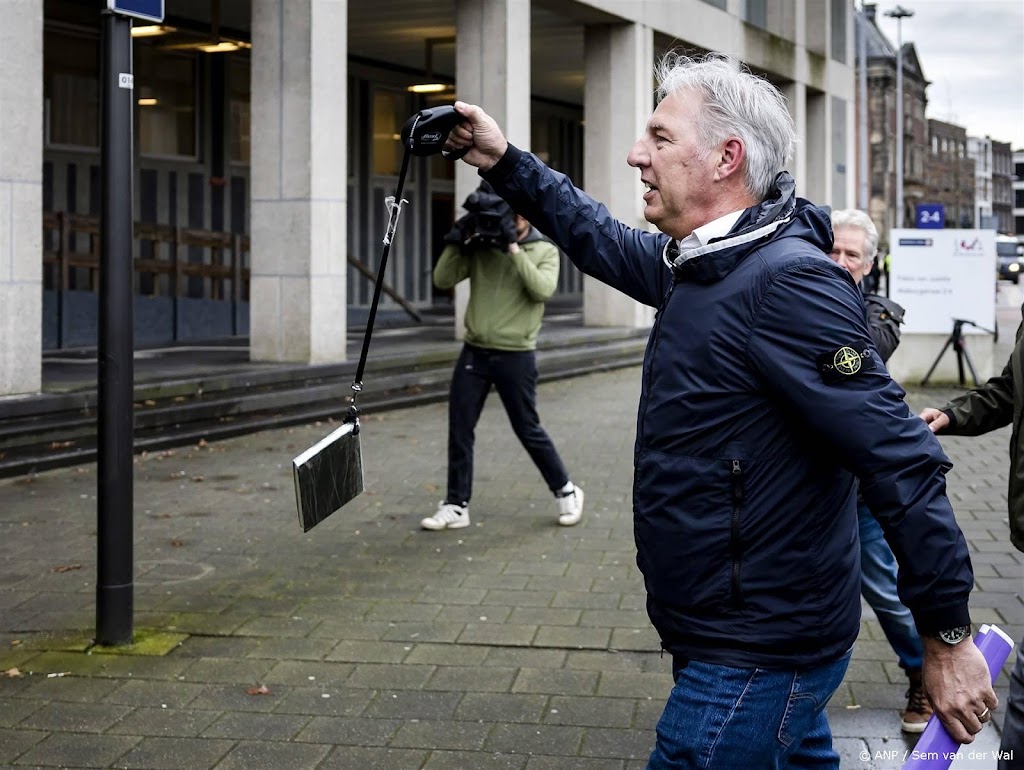 Pegida-voorman met boek in hand naar binnen bij rechtbank Arnhem