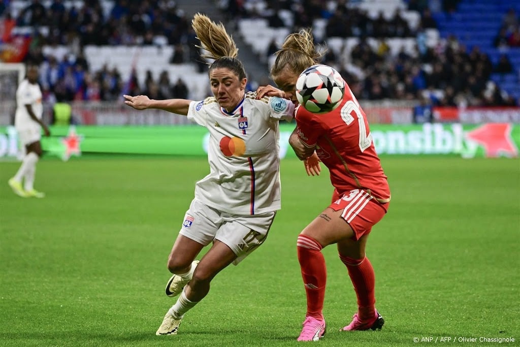 Voetbalsters Van de Donk en Egurrola met Lyon naar halve finale CL