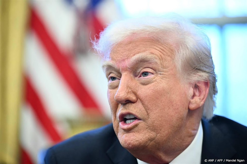 Rechter beveelt Trump berichten te bewaren na blunder chatgroep