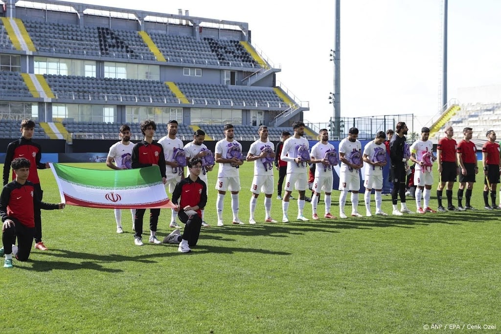 Iraans elftal protesteert bij oefenduel tegen schoolbombardement