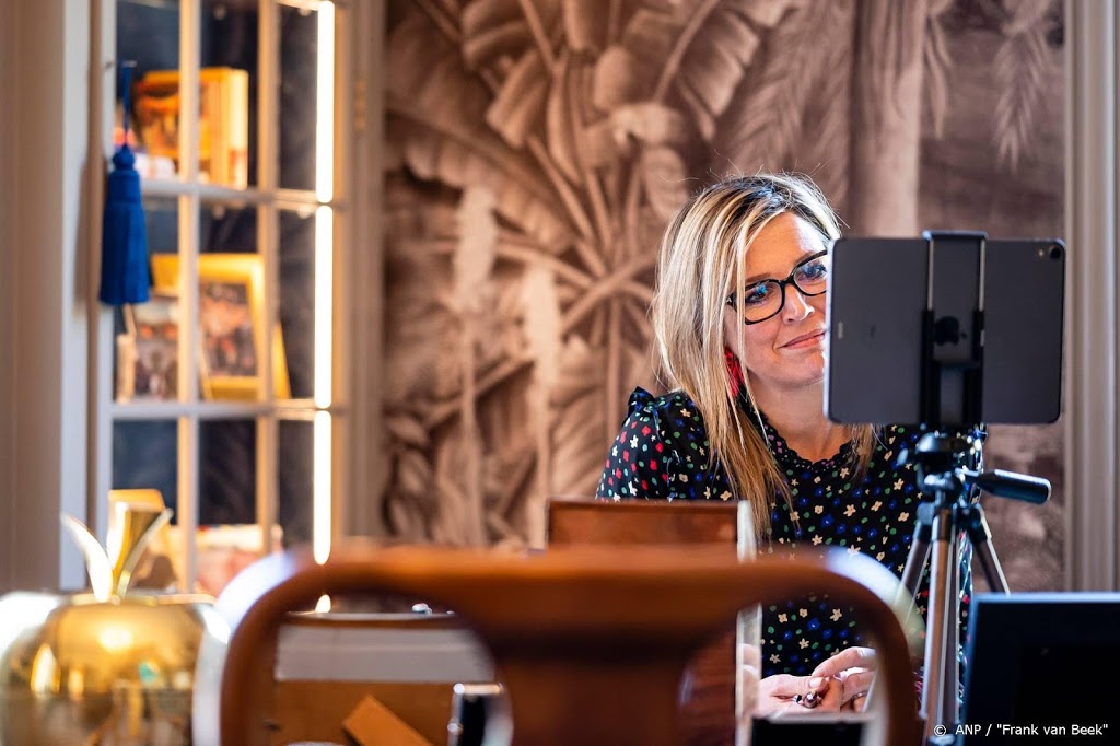 Máxima opent met dochters digitale kleedjesmarkt