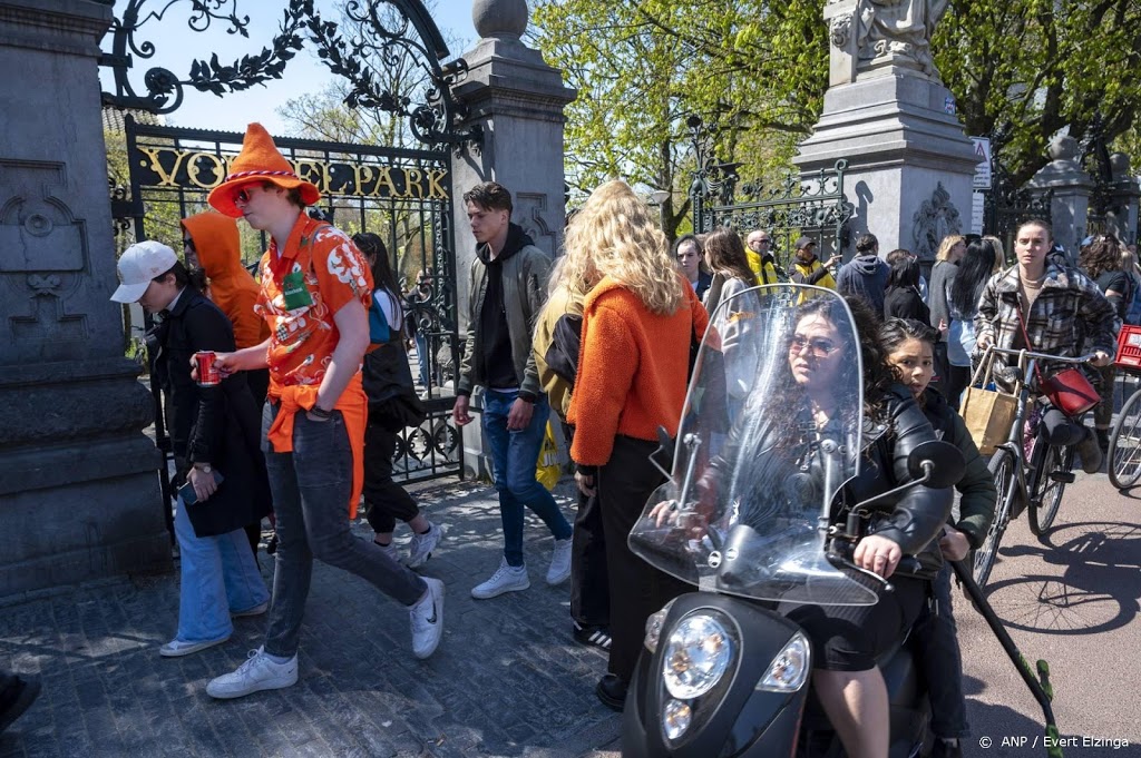 Veel mensen op straat en in parken in Amsterdam 