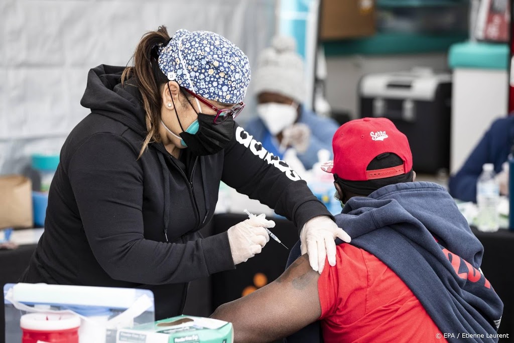 Gevaccineerden VS mogen zonder mondkapje naar buiten