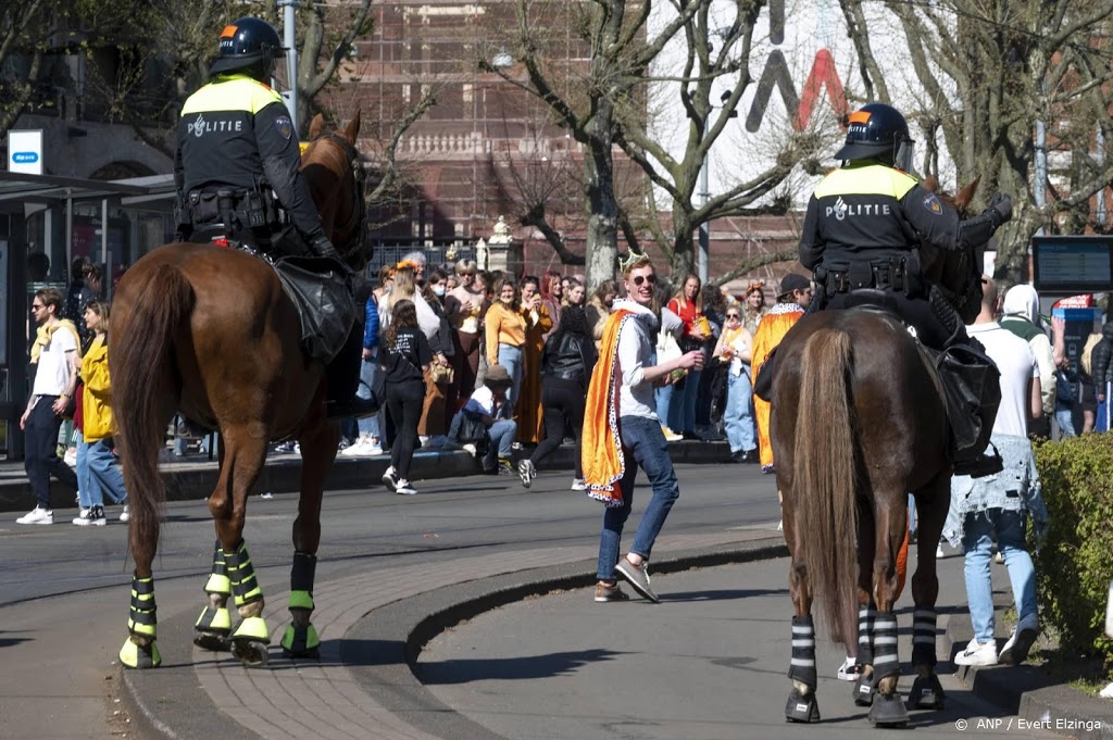50 aanhoudingen, drie agenten lichtgewond in Amsterdam