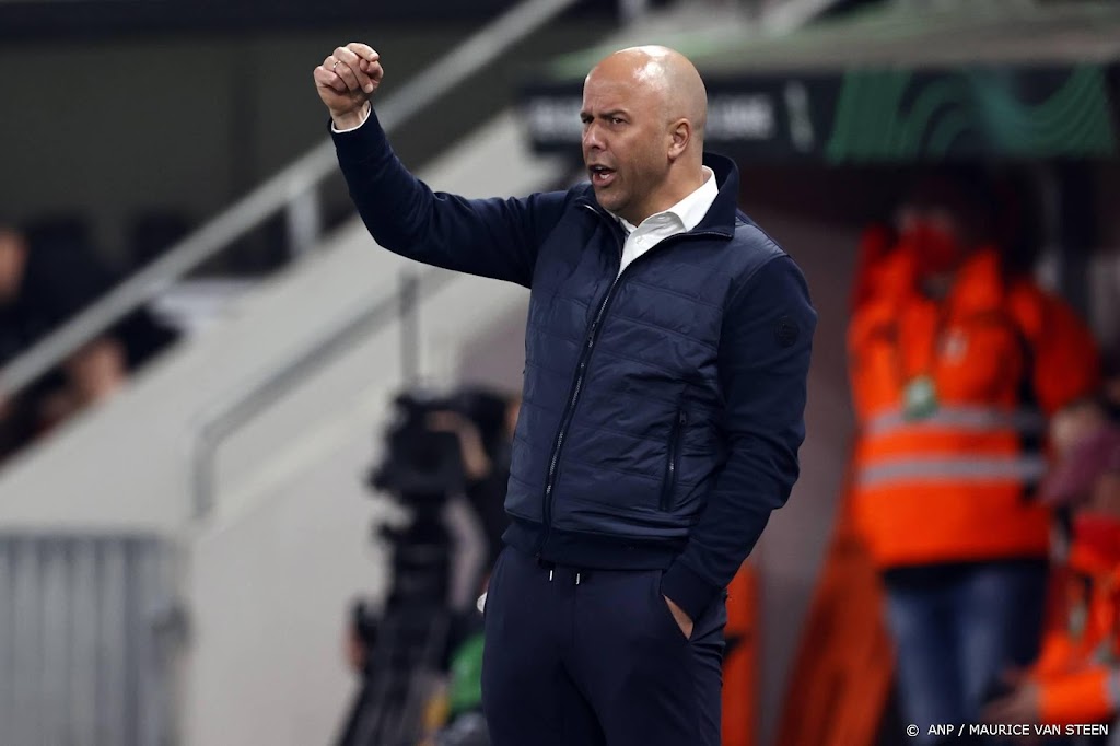 Feyenoord-trainer Slot rekent op Til en Senesi tegen Marseille