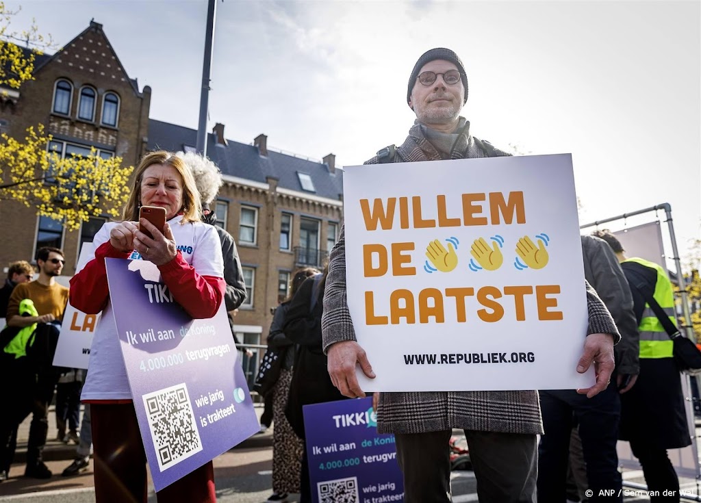 Republiek demonstreert met borden: Willem de laatste (zwaaizwaai)
