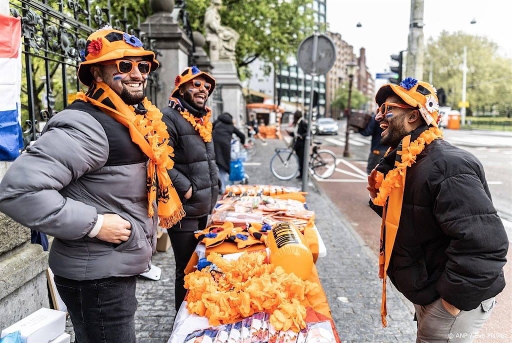 Steeds meer Oranjefans verzamelen zich in Emmen
