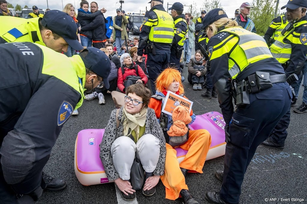 Ruim 100 arrestaties na XR-demonstratie A10, circa 30 nog vast 