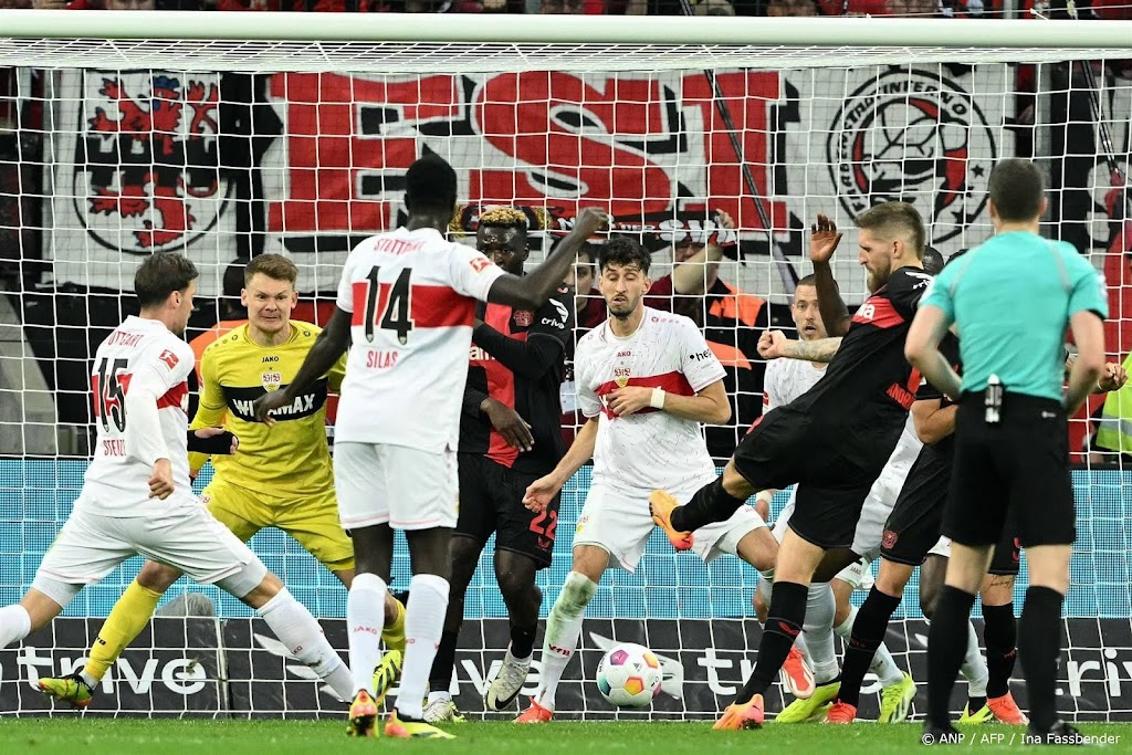 Bayer Leverkusen behoudt in blessuretijd ongeslagen status