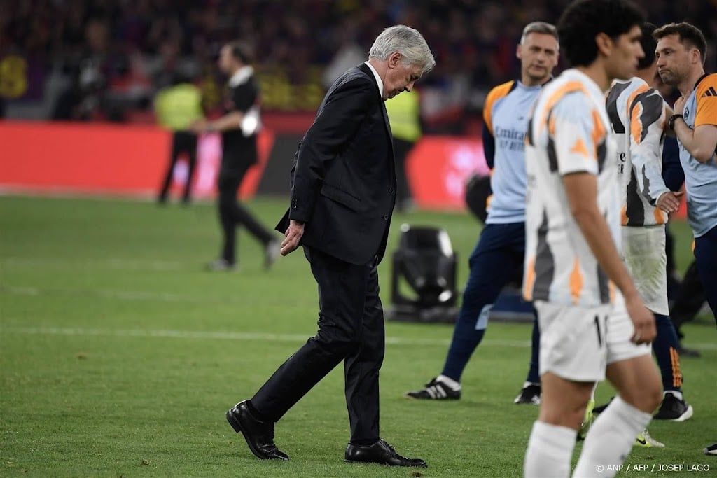 Real-trainer Ancelotti wil niet over arbitrage praten