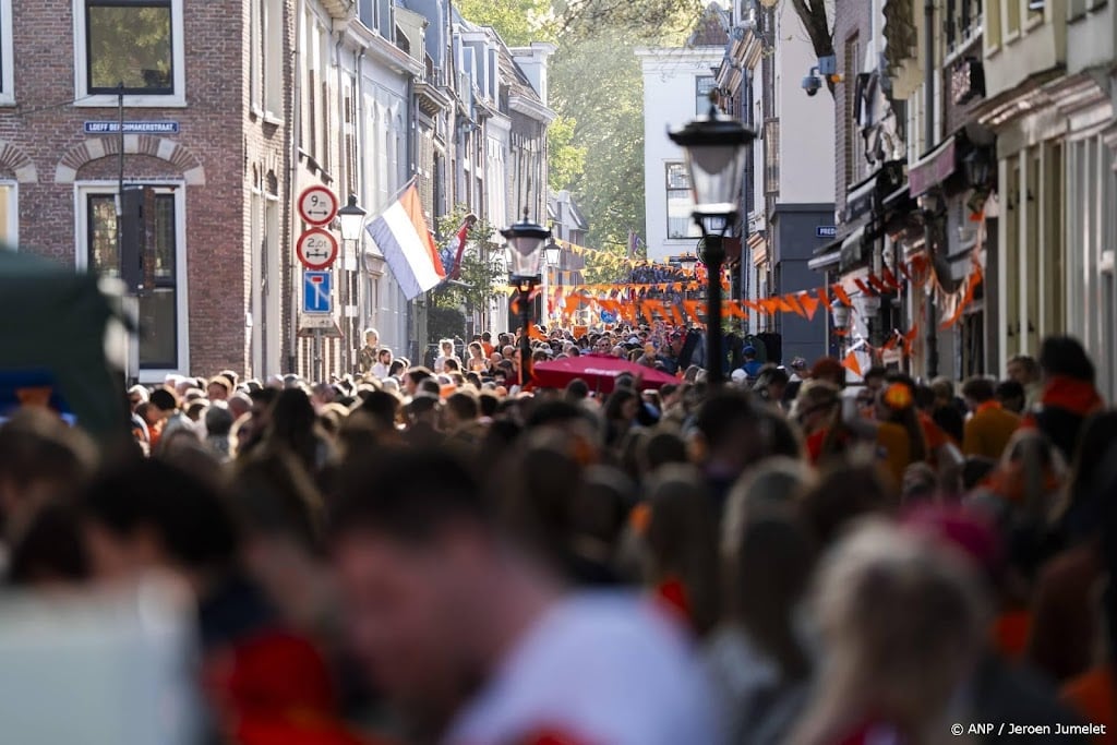 Utrecht: Stadhuisplein en Oudkerkhof vol door drukte