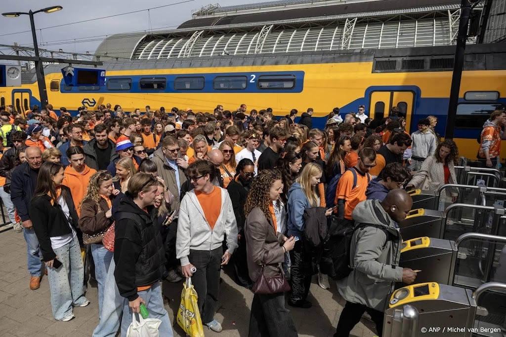 NS: eerste mensen naar huis, drukte op stations in grote steden