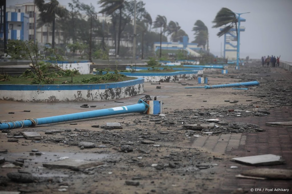 Dodental na cycloon Yaas loopt op, mensen massaal gestrand