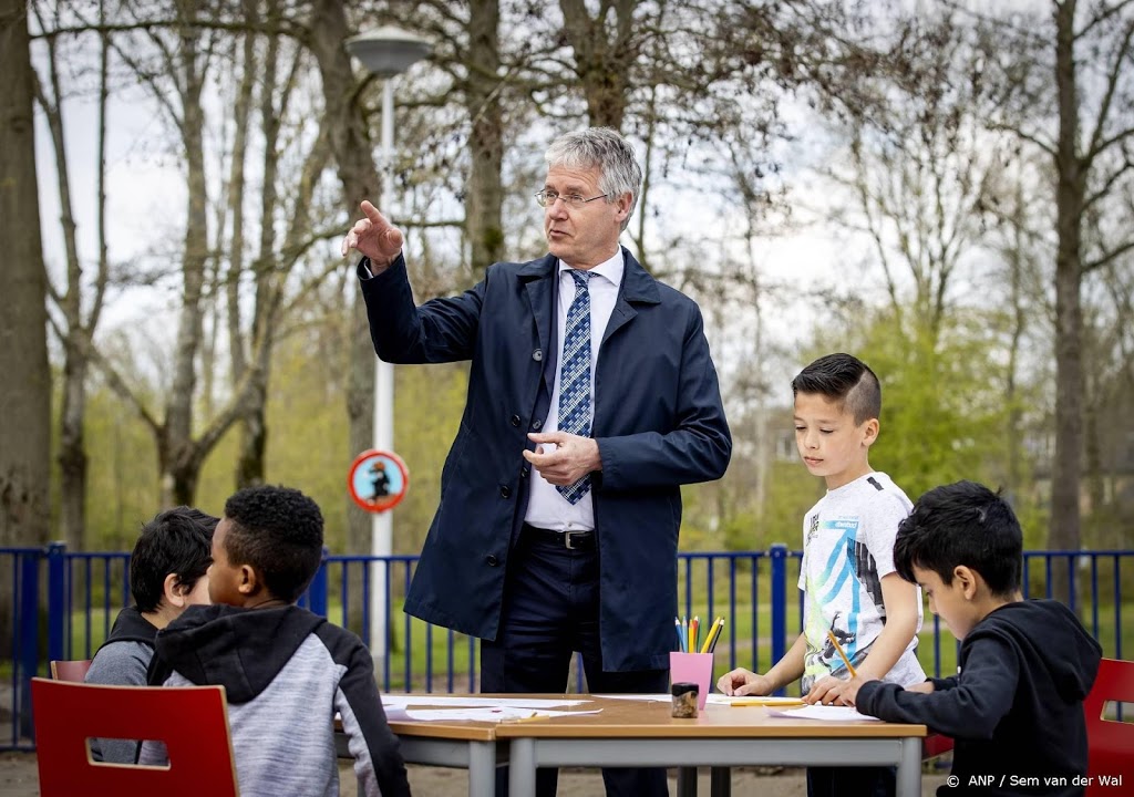 Slob: 50 procent testbereidheid op scholen is voldoende