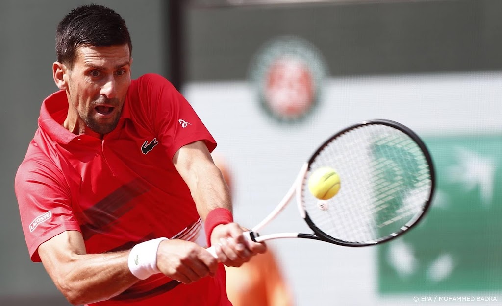 Djokovic overtuigend naar vierde ronde op Roland Garros 