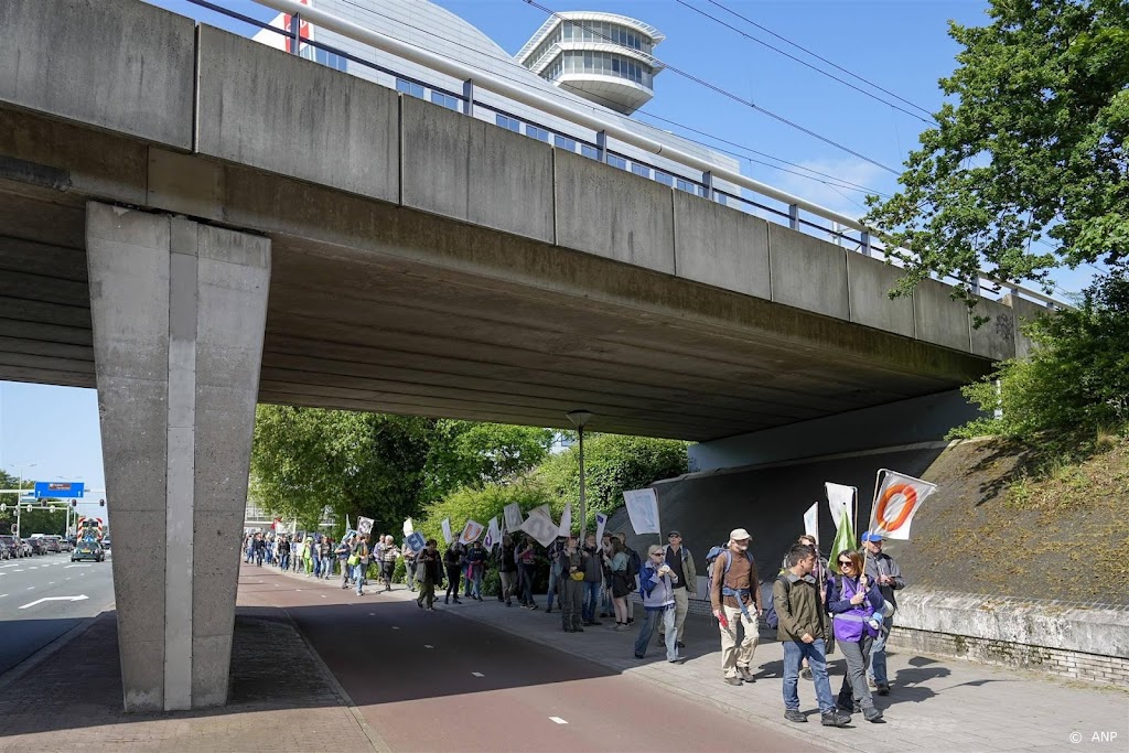 Extinction Rebellion begint aan laatste stuk wandeltocht naar A12