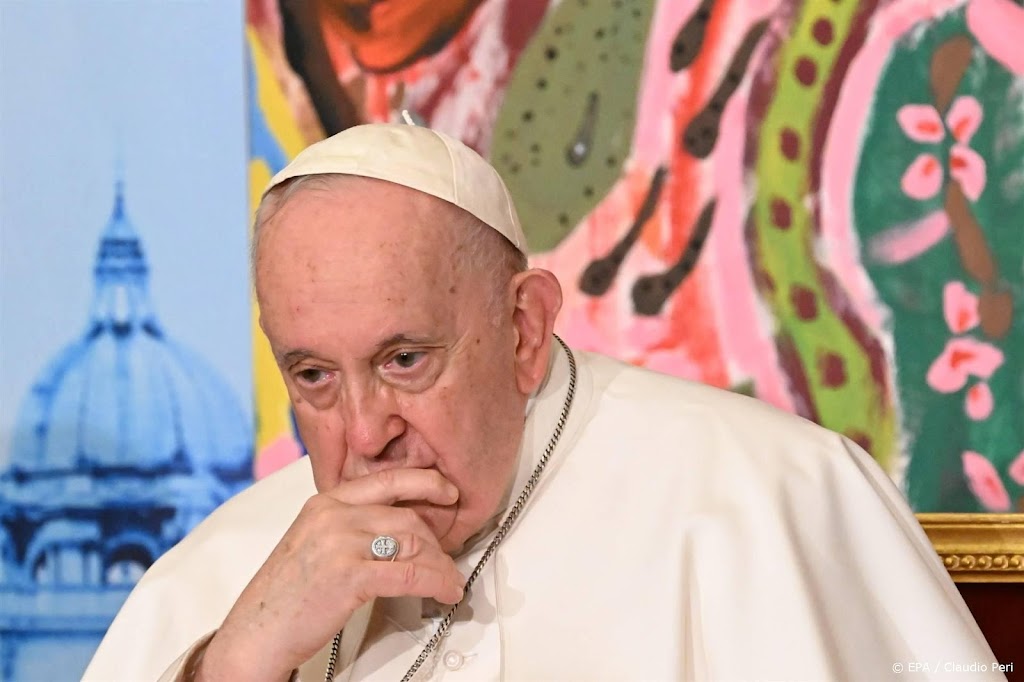 Paus Franciscus weer beter en aan het werk