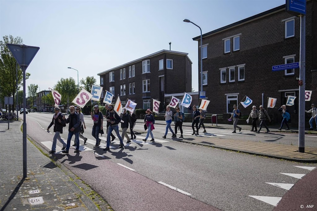 Klimaatactivisten lopen A12 op, beginnen met blokkade
