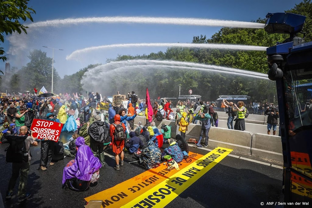 ME zet waterkanon in bij demonstratie XR op A12