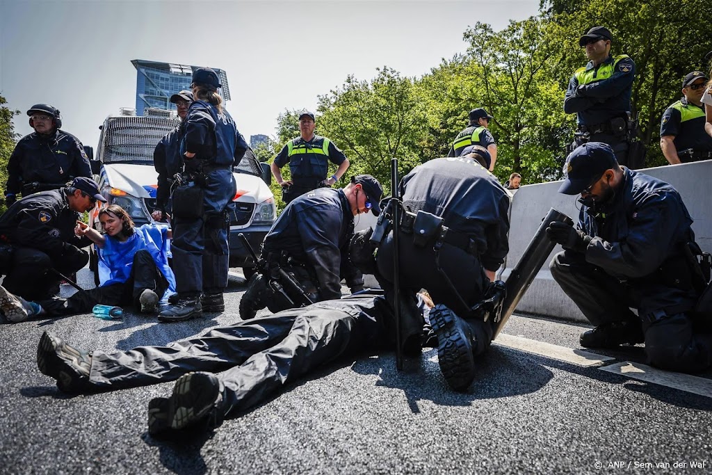 Politie begint demonstranten A12 af te voeren in bussen 