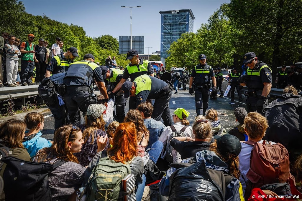 OM: honderden activisten opgepakt op A12, meesten niet vervolgd