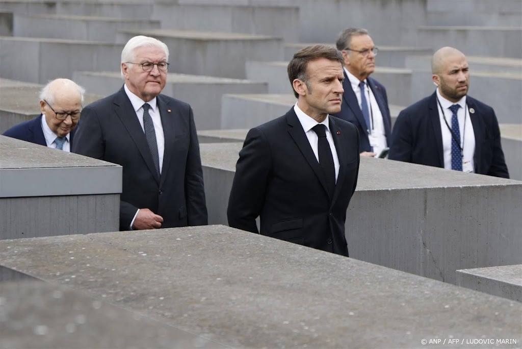 Macron bezoekt Holocaustmonument in Berlijn