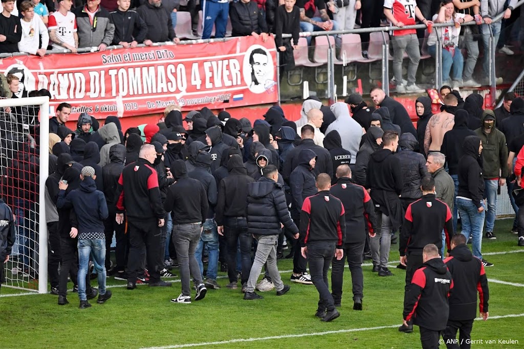 Agent kreeg steen op helm bij supportersrellen Utrecht