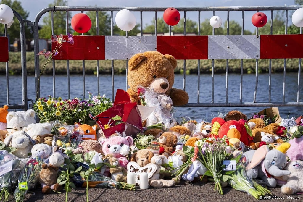 Herdenkingstocht Jeffrey en Emma langs school en kerk in Beerta