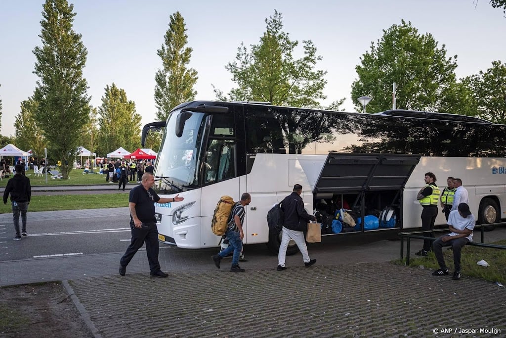 Ruim honderd asielzoekers van Ter Apel naar Groningen