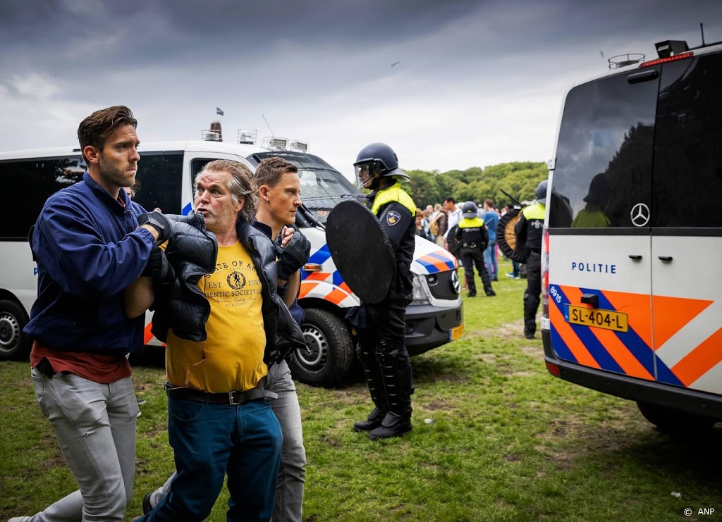 Weer houdt politie iemand aan voor rellen Den Haag vorige week
