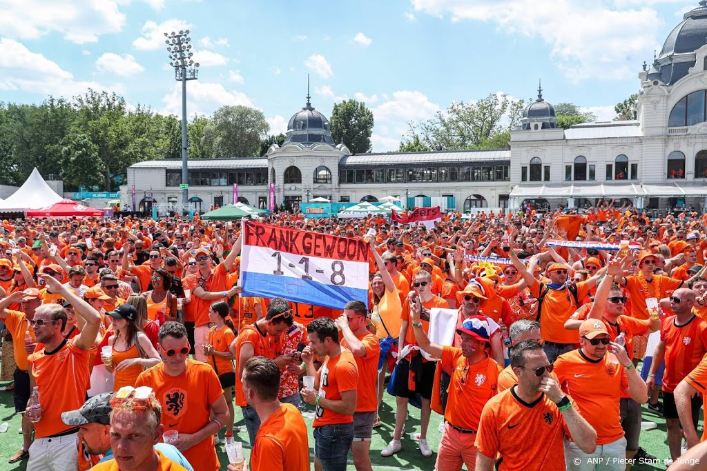 Oranjefans na feest in parade op weg naar stadion in Boedapest