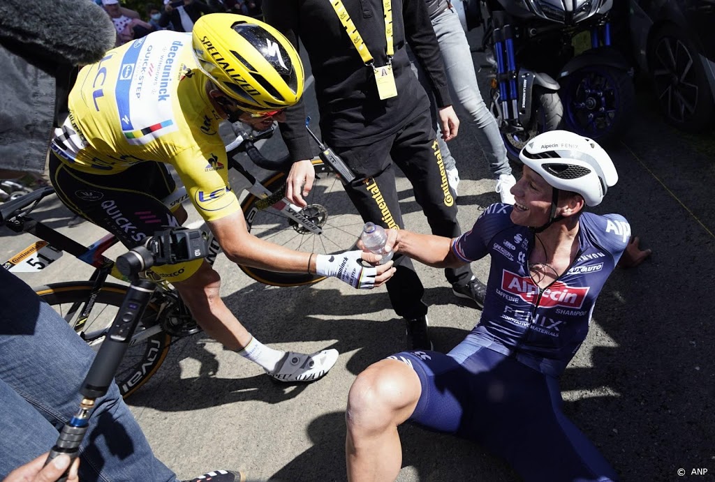 Alaphilippe gunt Van der Poel het geel