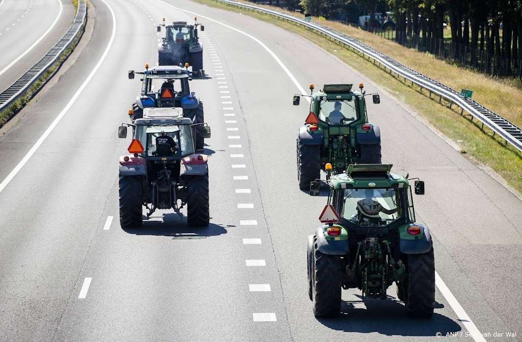 Boeren voeren actie met tractoren op meerdere snelwegen