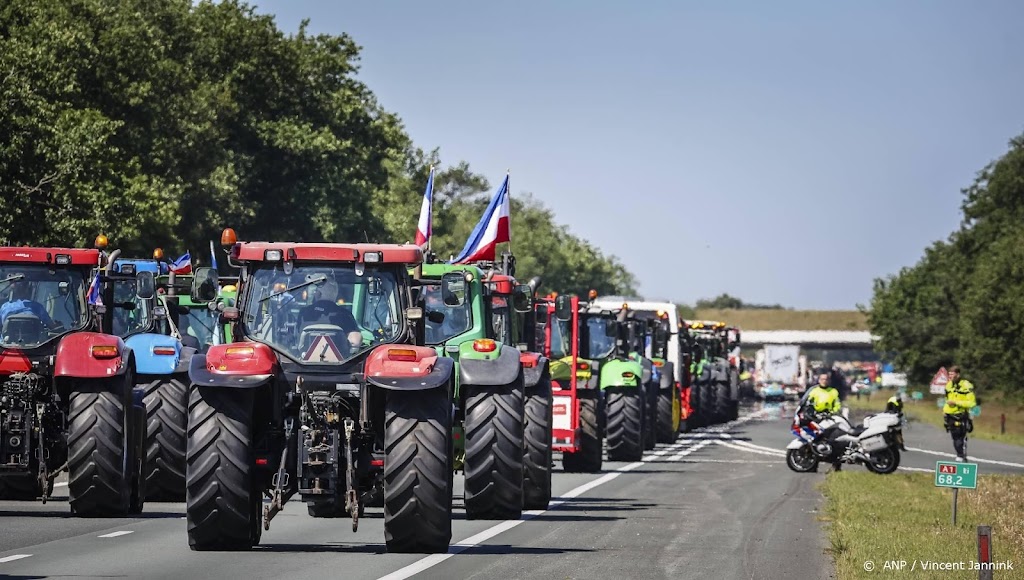 Tientallen tractoren rijden op A28 van Hoogeveen richting Assen