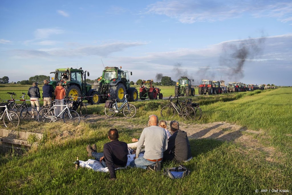 Boeren verzamelen met tractoren in natuurgebied Winterswijk
