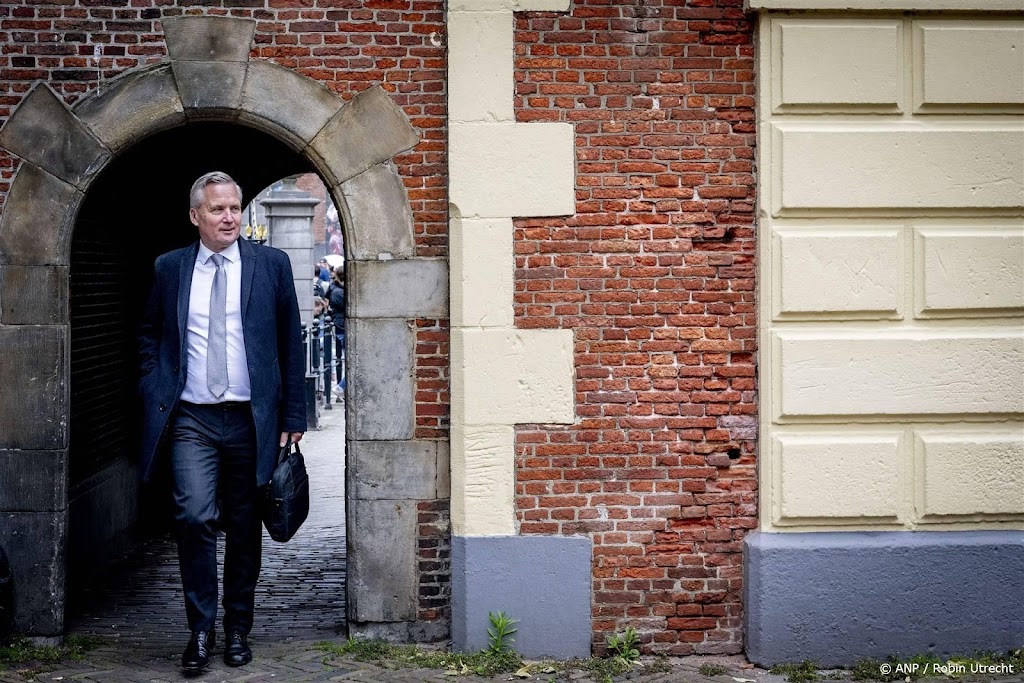 Van der Burg komt met regeling voor ongedocumenteerde Surinamers