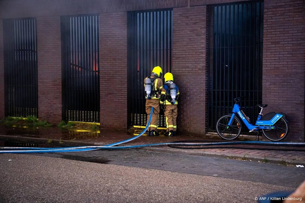 Veel hulpdiensten bij grote brand in parkeergarage in Rotterdam