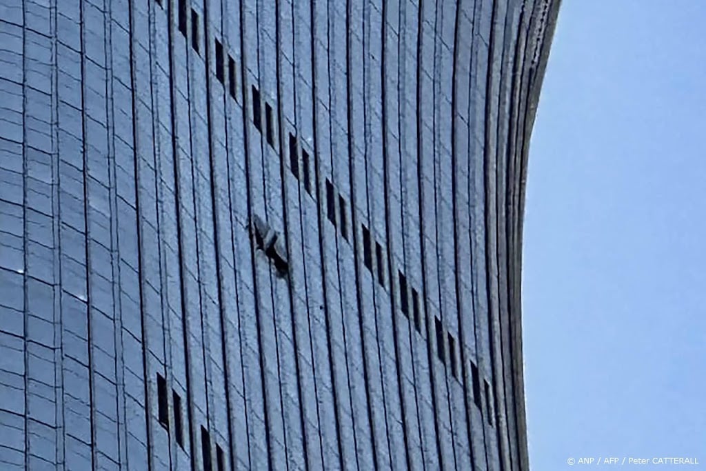 Autoriteiten Beijing bevestigen crash vliegtuigje in torenflat