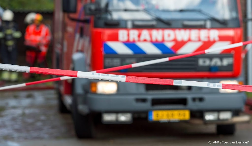 Garage bij woning brandt uit, bewoners moeten huis verlaten