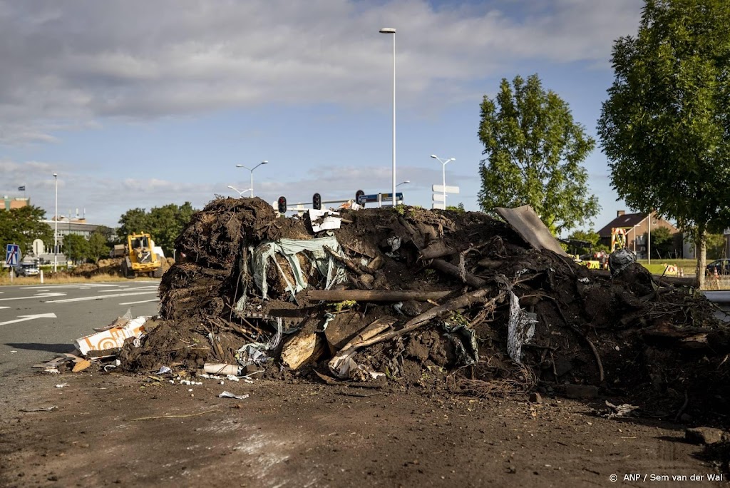 Auto rijdt op hooibaal bij A32, niemand gewond