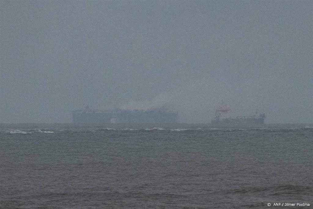 Brandend vrachtschip drijft naar noorden van Terschelling 