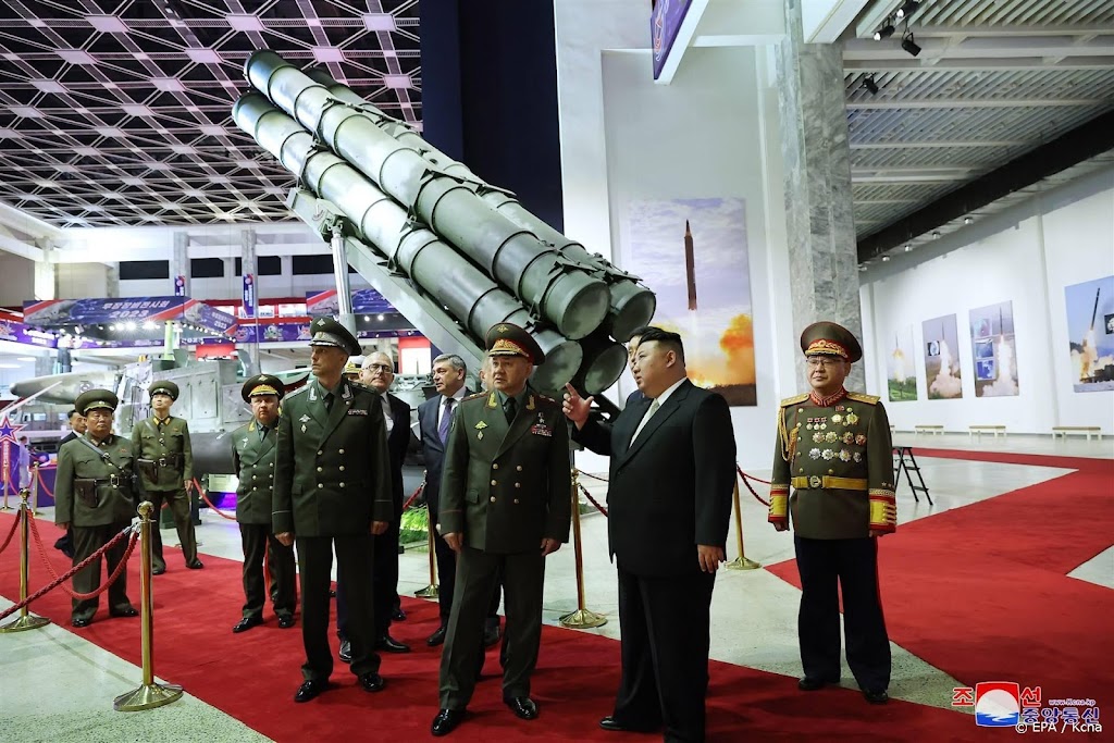 Kim Jong-un en Sjojgoe inspecteren verboden ballistische raketten