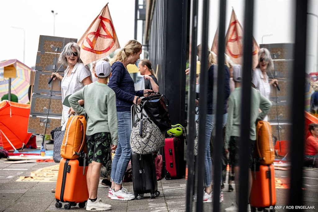 Zo'n 35 mensen protesteren in Maastricht tegen vliegvakanties