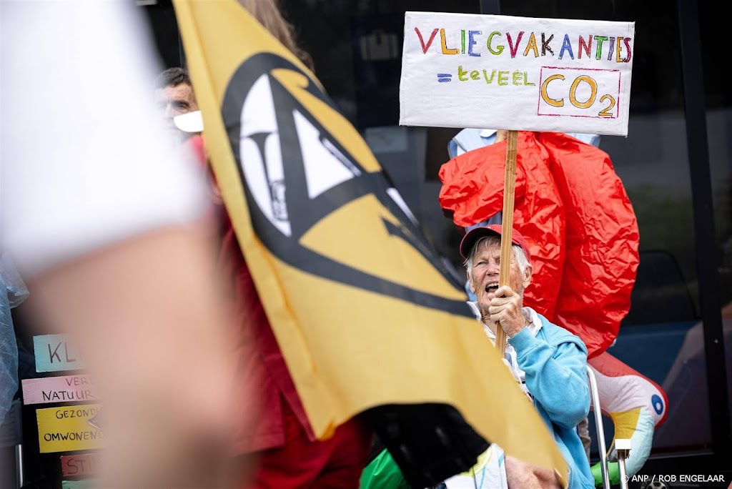 Klimaatactivisten protesteren op Schiphol Plaza