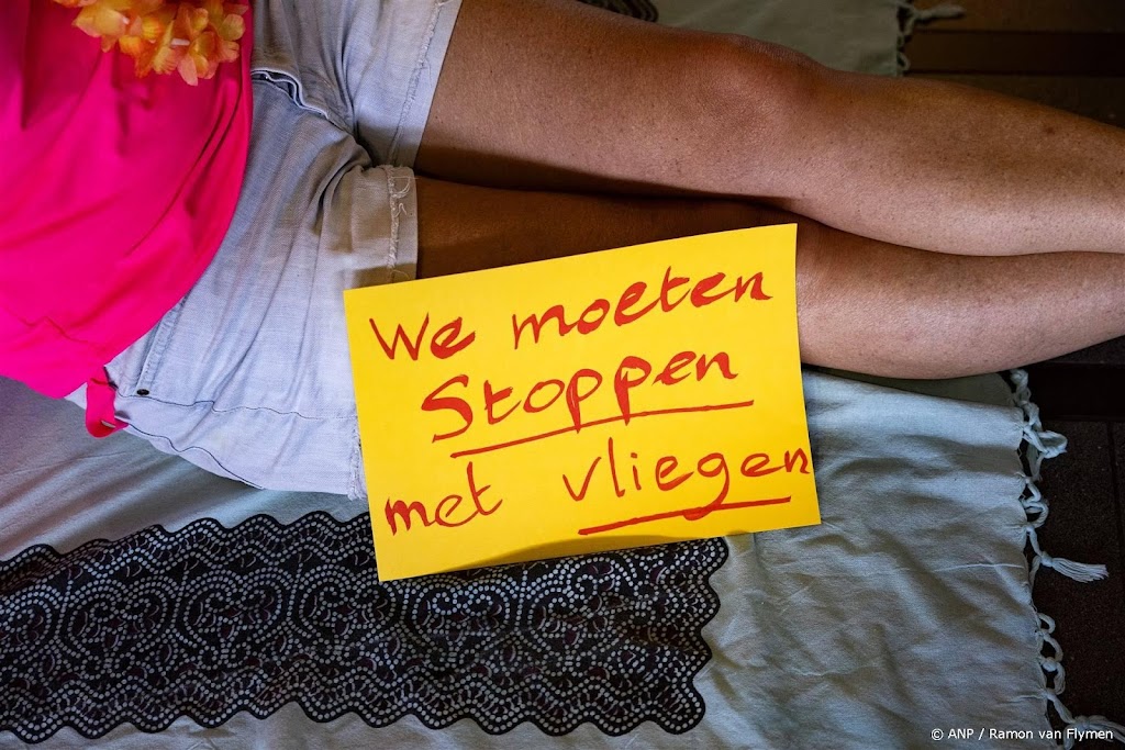 Klimaatprotesten op Schiphol en Maastricht Aachen Airport 