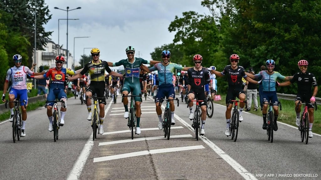 Tourpeloton op weg naar Parijs in slotetappe