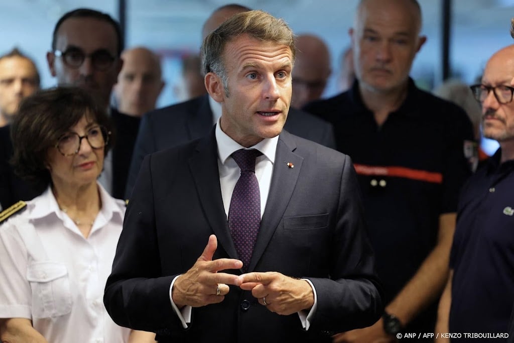 Macron zegt in natuurbrandgebied dat komende tijd zwaar zal zijn