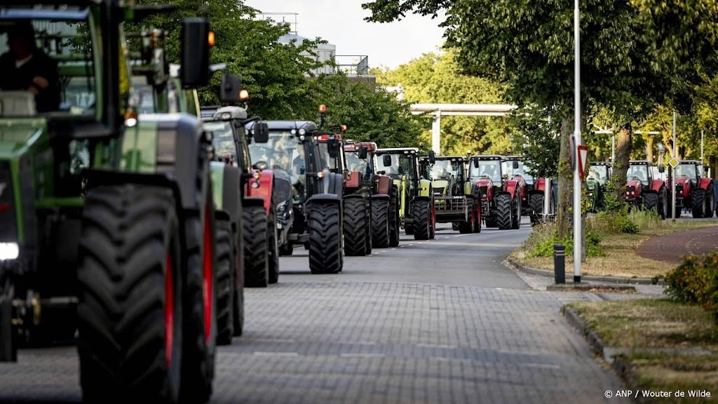 Circa 150 boeren met tractoren bij gemeentehuis Borculo