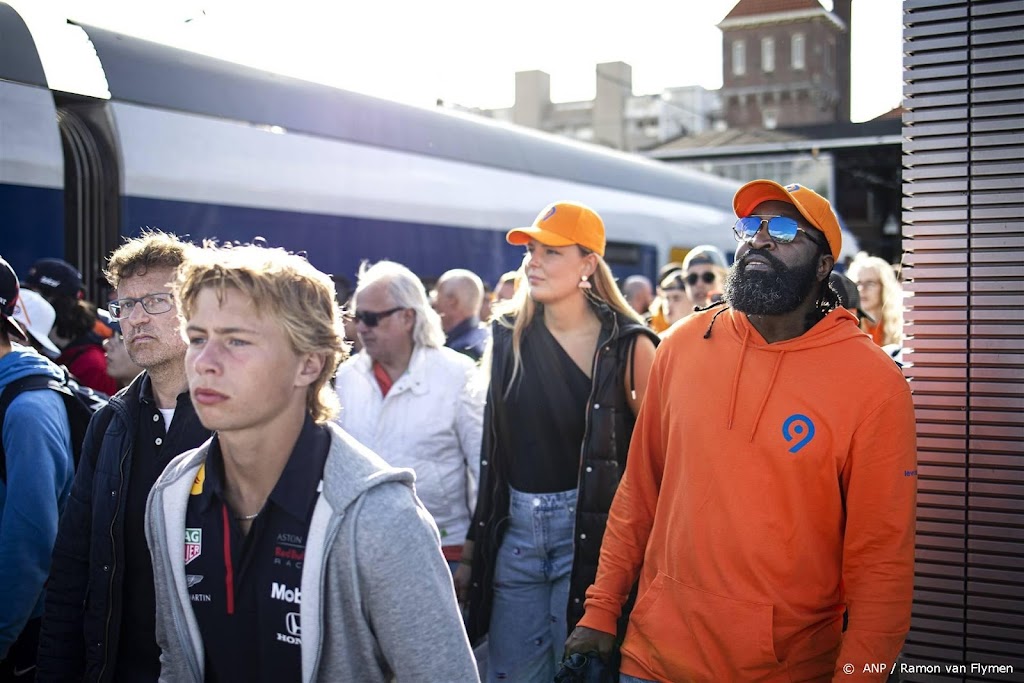 NS: drukte komt op gang, er heerst een gezonde wedstrijdspanning